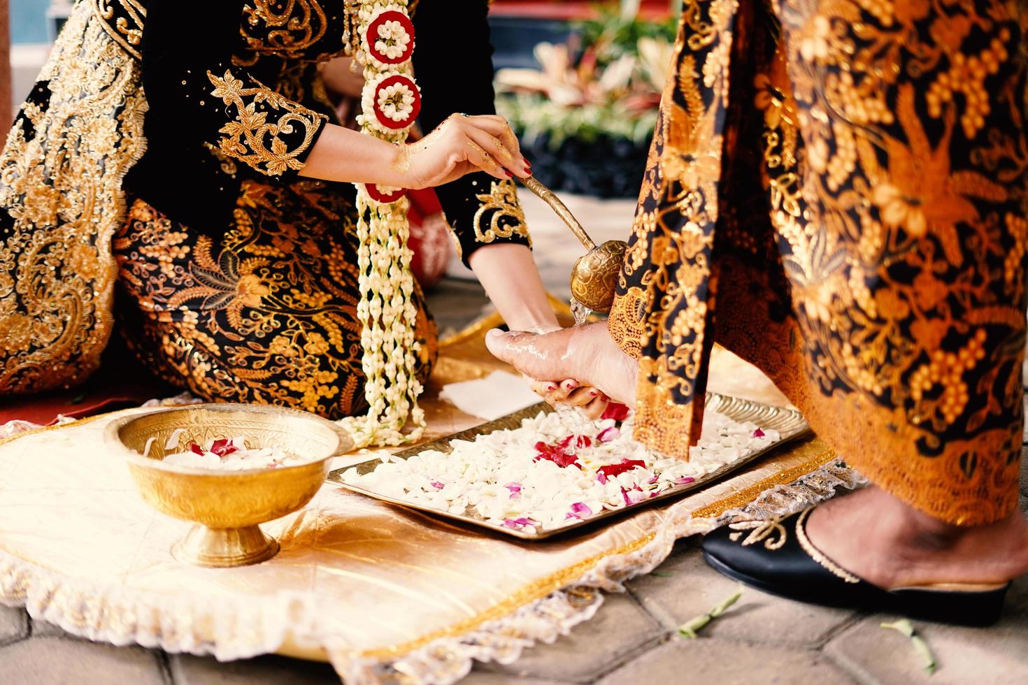 vestido de novia javanesa, ceremonia de boda foto