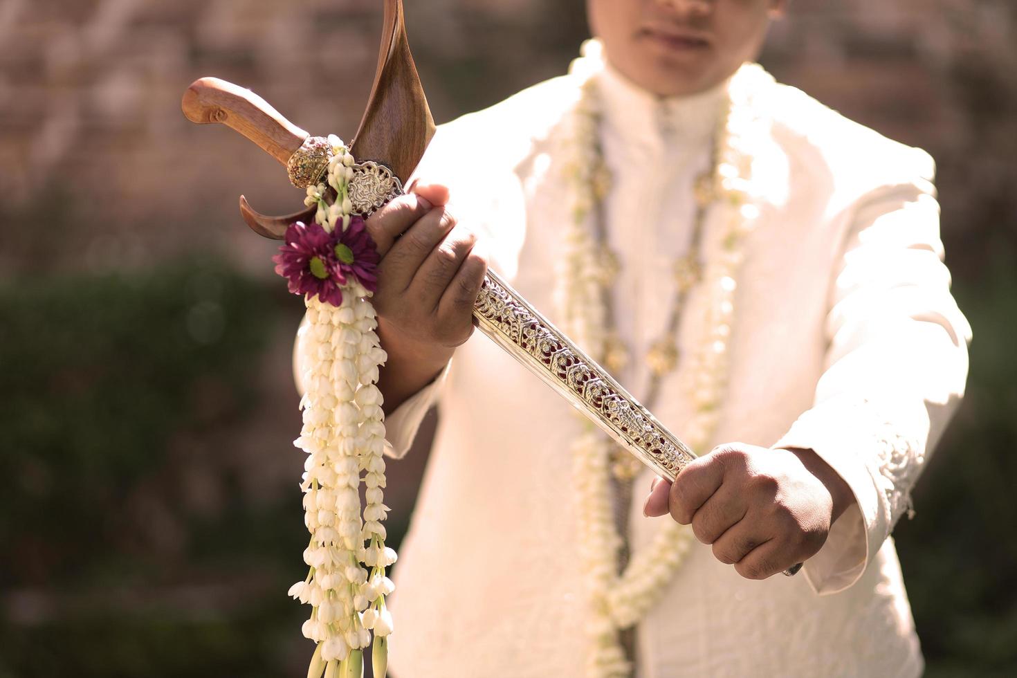 vestido de novia javanesa, ceremonia de boda foto