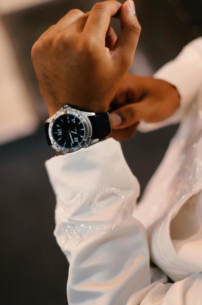 reloj de hombre a mano. ceremonia de la boda foto