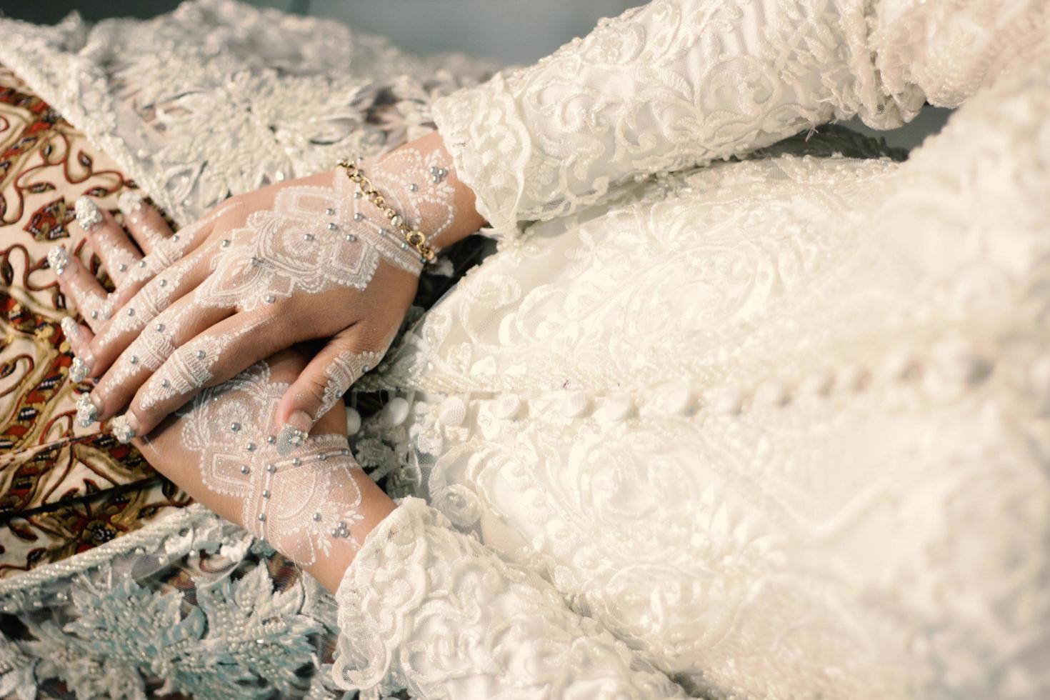 novia tallada con henna hermosa y única en la mano de la novia foto