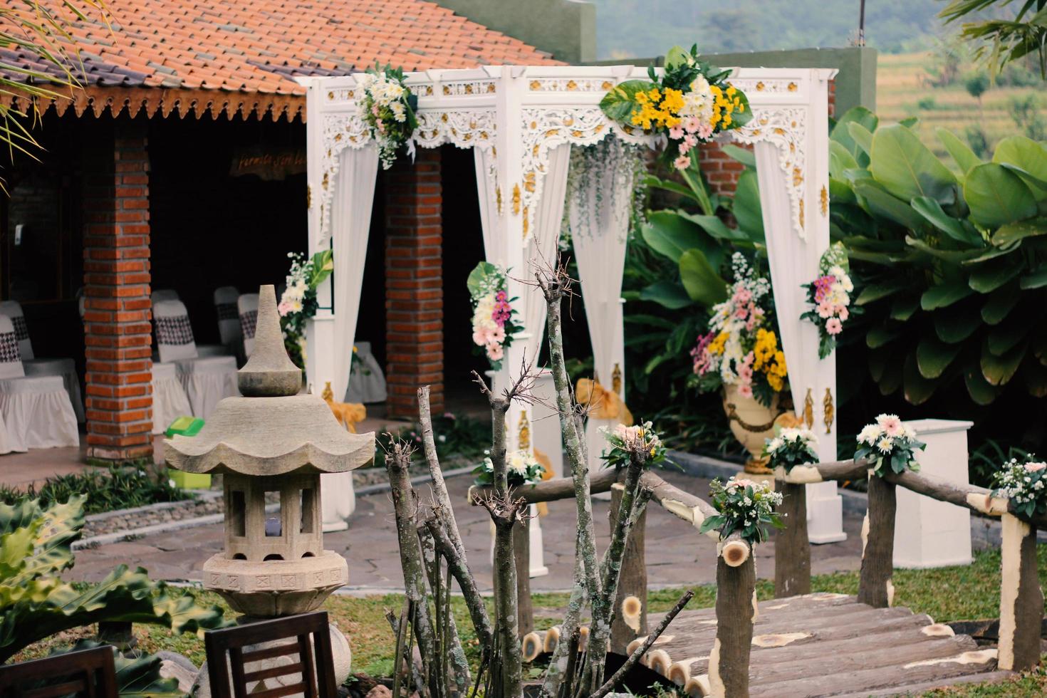 ceremonia, arco, Arco de boda, Boda, momento de la boda, Decoraciones, decoración, Decoraciones de la boda, Flores, sillas, Ceremonia al aire libre al aire libre, Ramos de flores foto