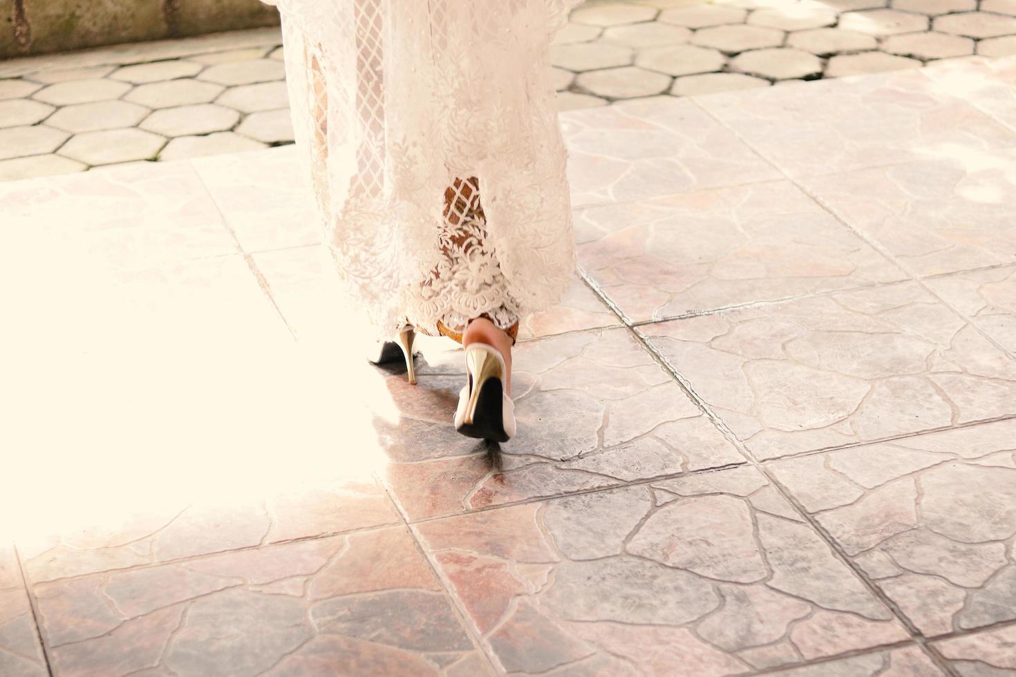 vestido de novia javanesa, ceremonia de boda foto