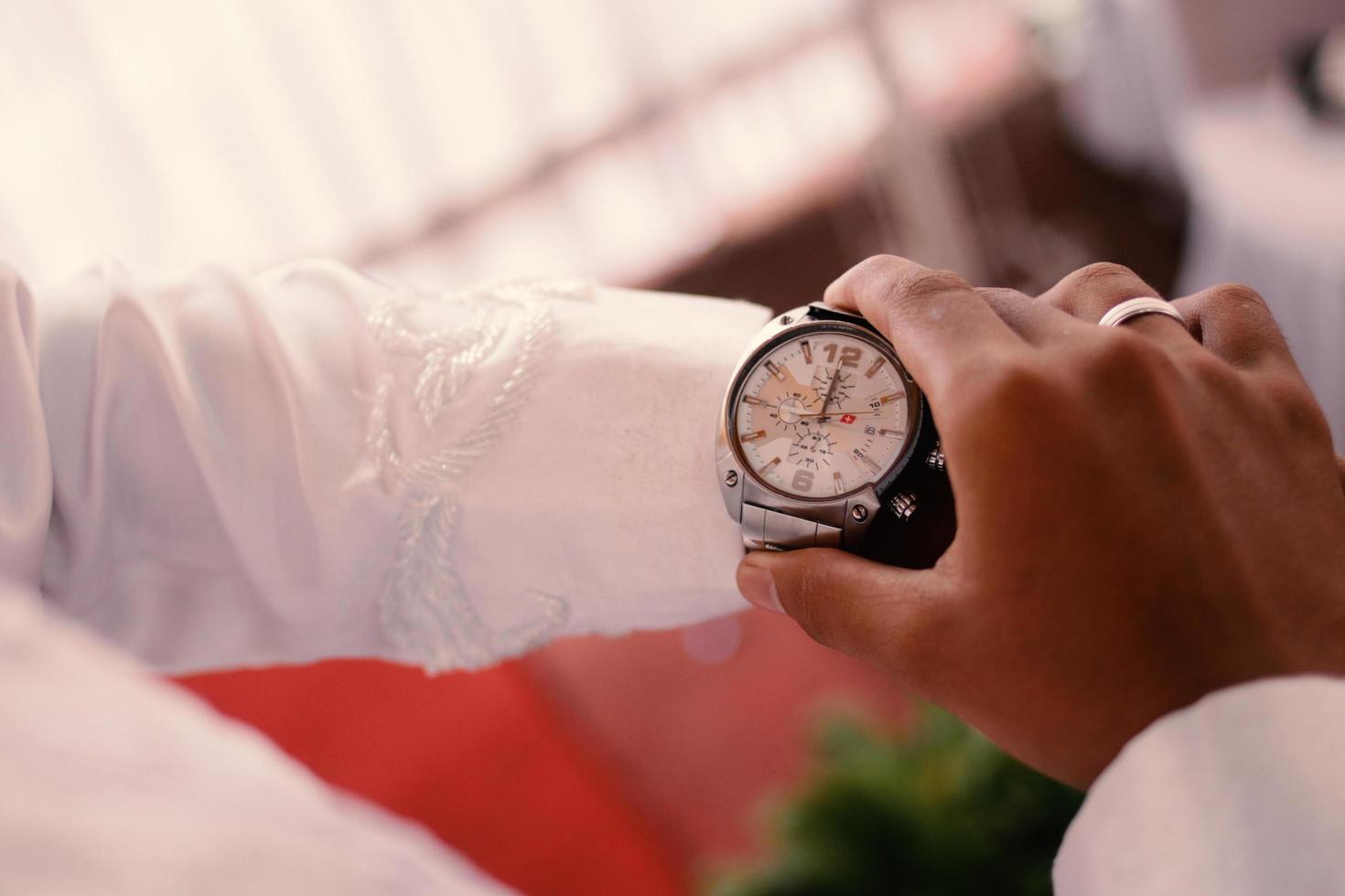 reloj de hombre a mano. ceremonia de la boda foto