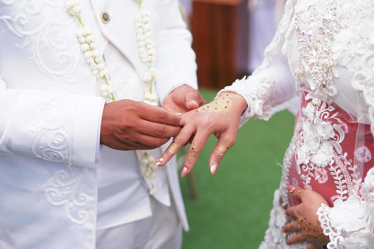 usar un anillo, anillo de bodas, pareja de amor foto