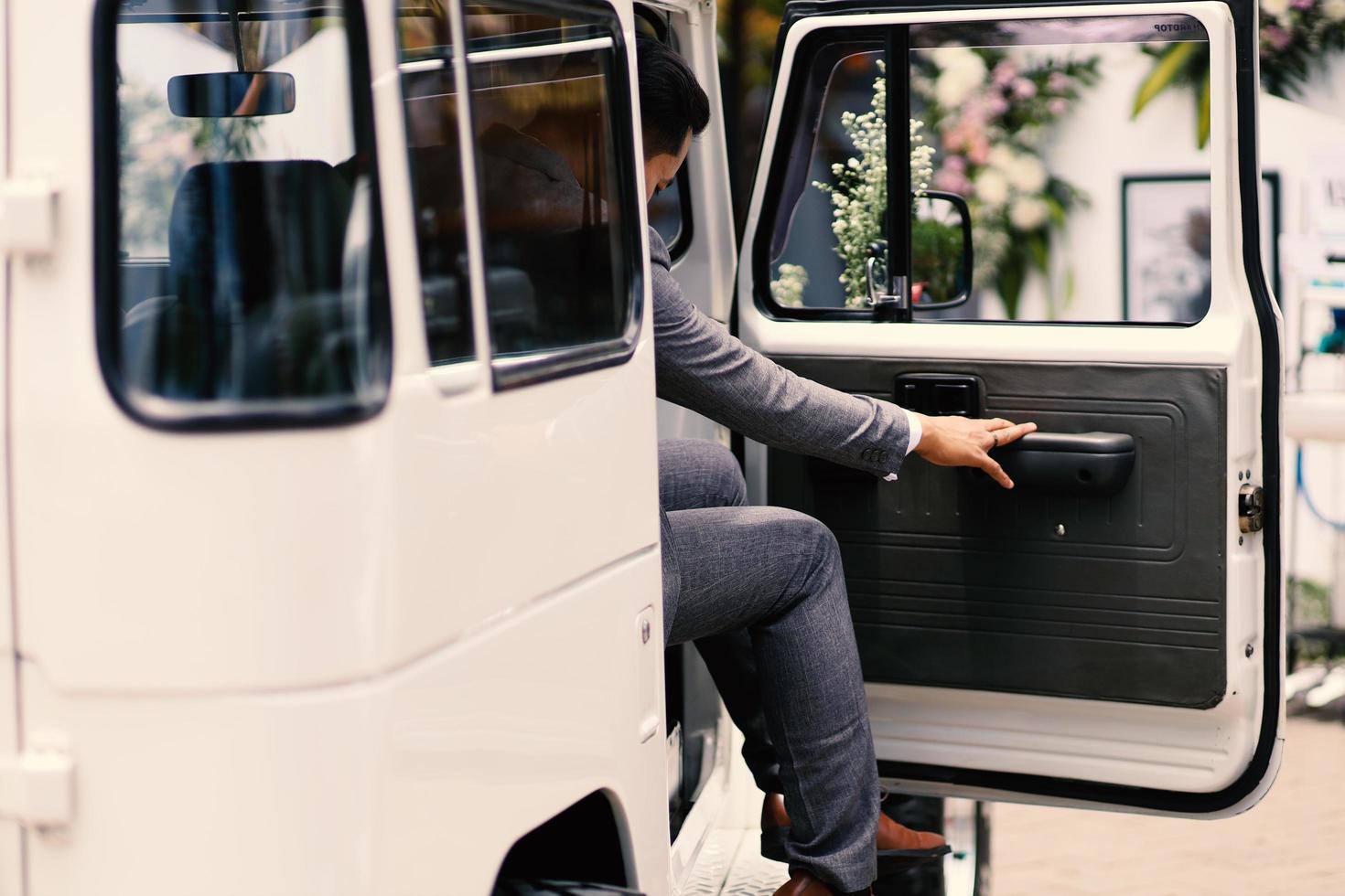 preparativos para que el novio de la boda salga del coche foto