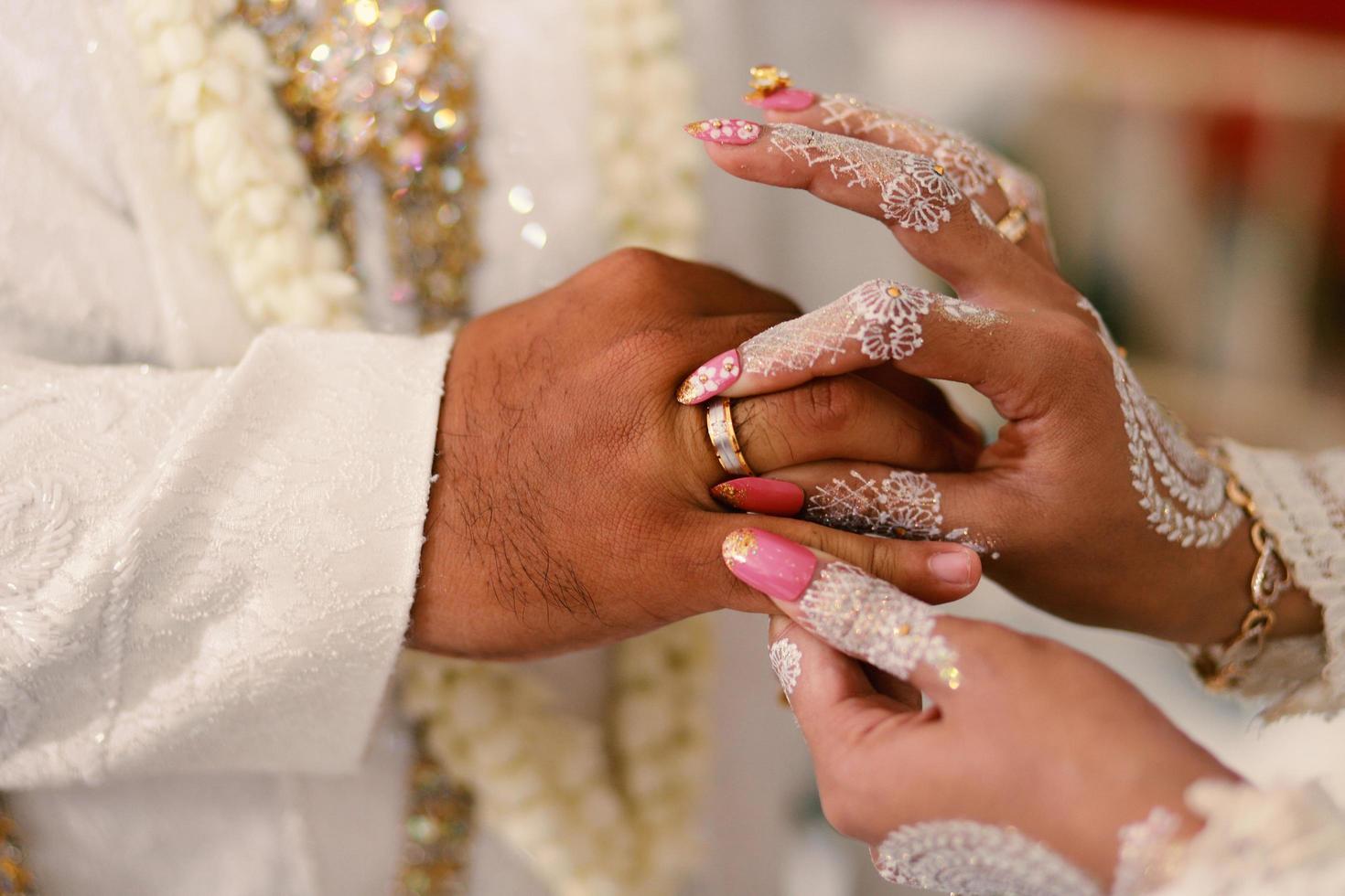 anillos de boda símbolo amor familia. un par de anillos de boda sencillos foto