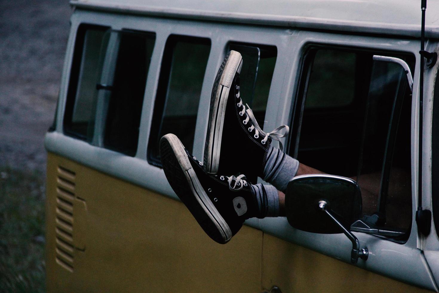 Sección de la pierna del joven en elegantes zapatos negros foto