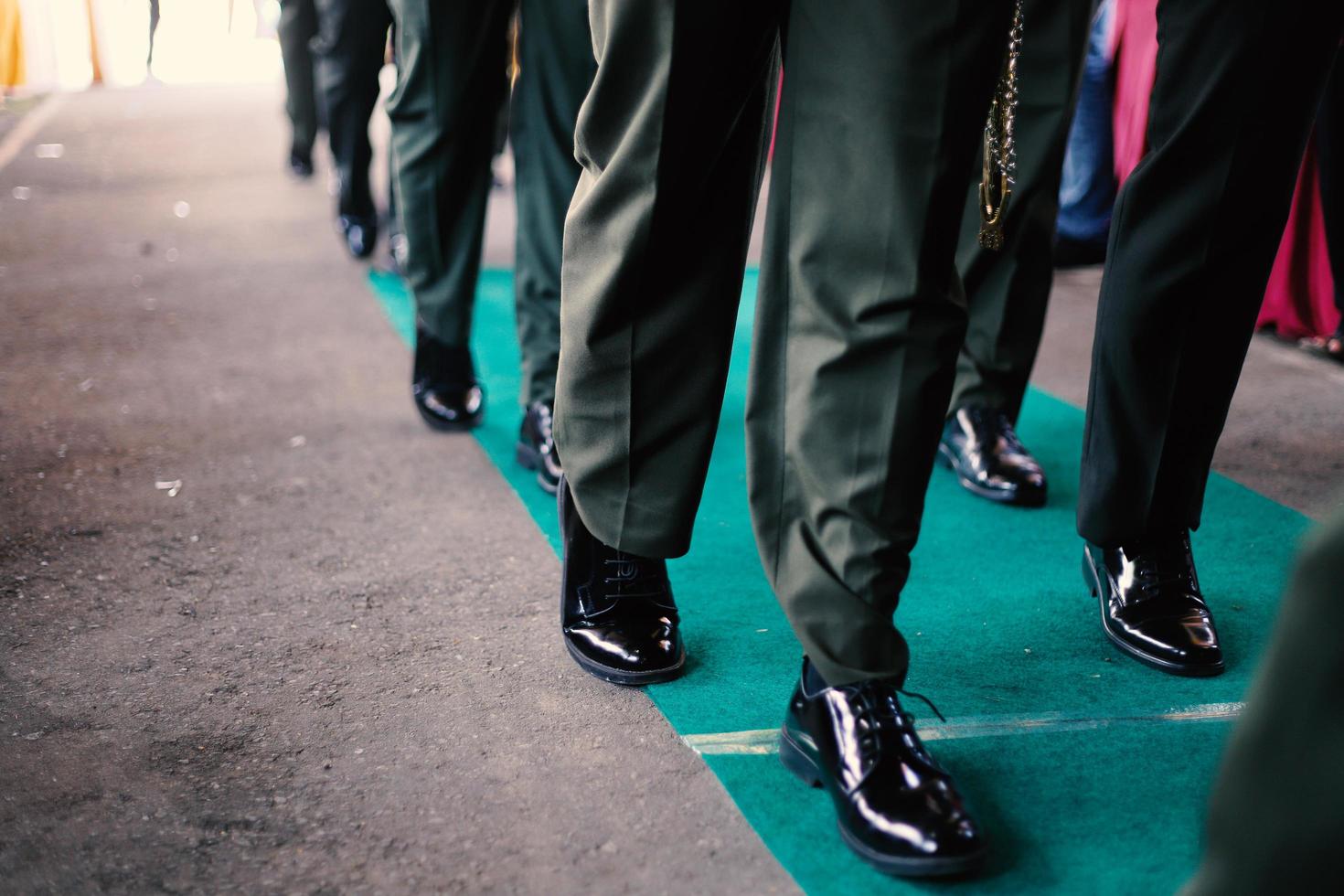 zapatos de boda negros con accesorios foto