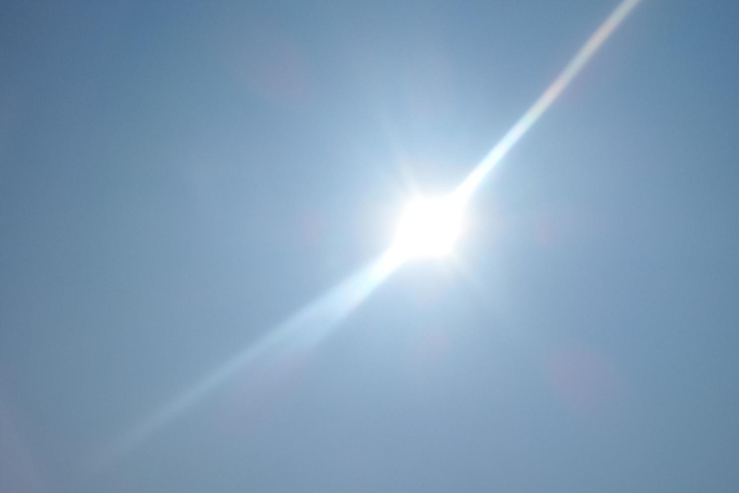 un deslumbrante destello de luz sobre el cielo foto