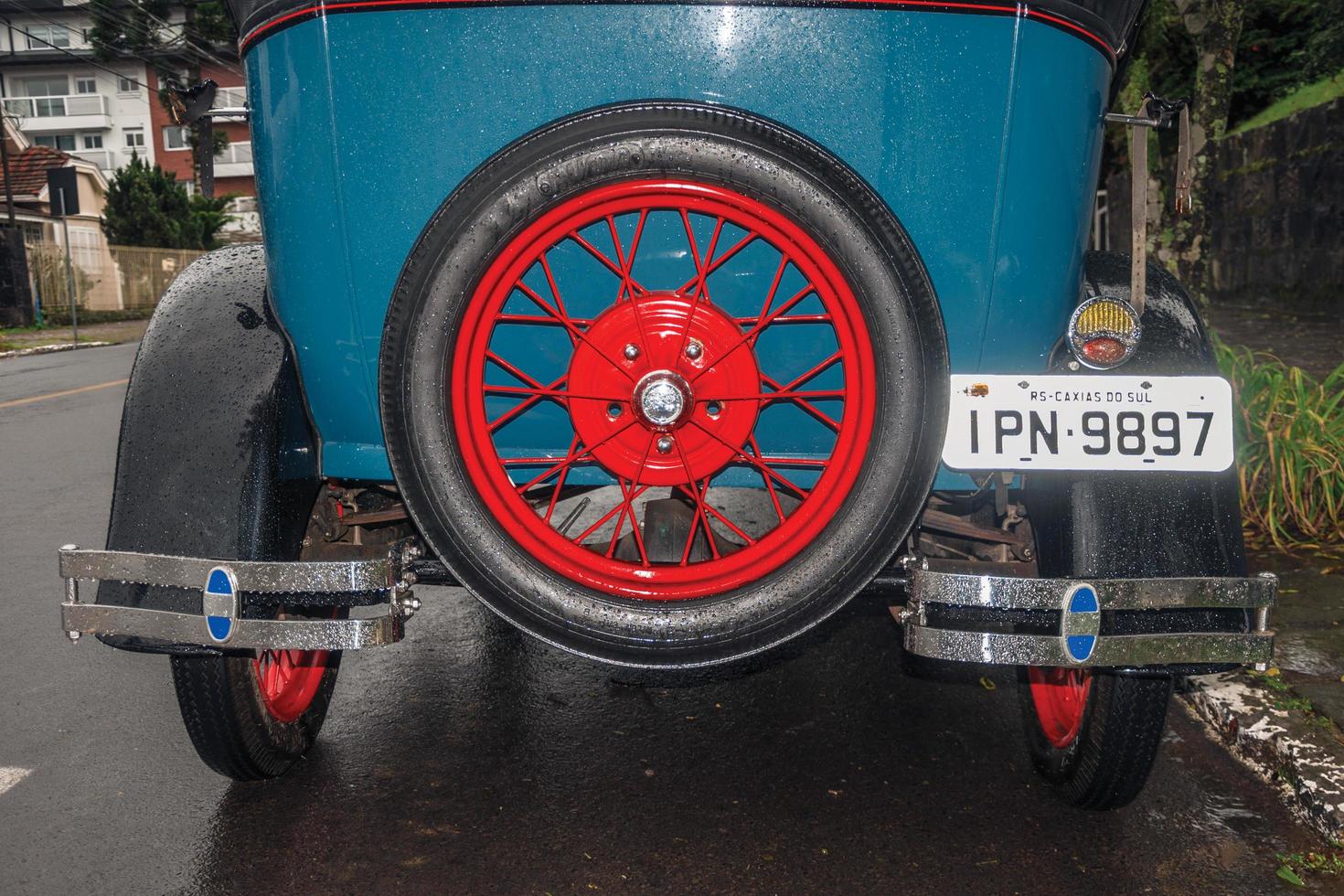 gramado, brasil - 23 de julio de 2019. detalle de llanta de refacción en la parte trasera de un auto antiguo ford 1929 en perfecto estado, en un día lluvioso en canela. un pequeño pueblo encantador muy popular por su ecoturismo. foto