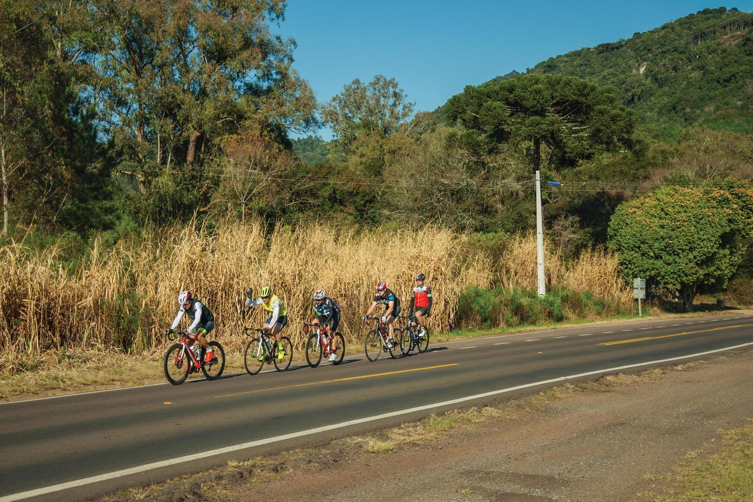 nova petropolis, brasil - 20 de julio de 2019. Ciclistas entrenando en country road a través de un paisaje montañoso cerca de nova petropolis. una hermosa ciudad rural fundada por inmigrantes alemanes en el sur de Brasil. foto