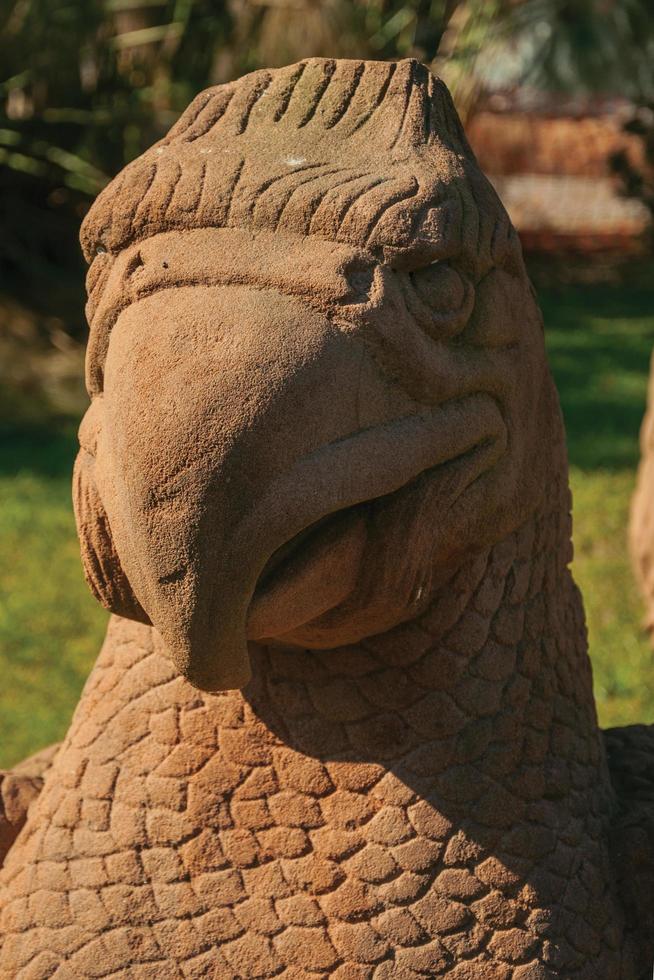 nova petropolis, brasil - 20 de julio de 2019. escultura de piedra arenisca de un águila en un césped verde en el parque de esculturas piedras del silencio cerca de nova petropolis. una hermosa ciudad rural fundada por inmigrantes alemanes. foto