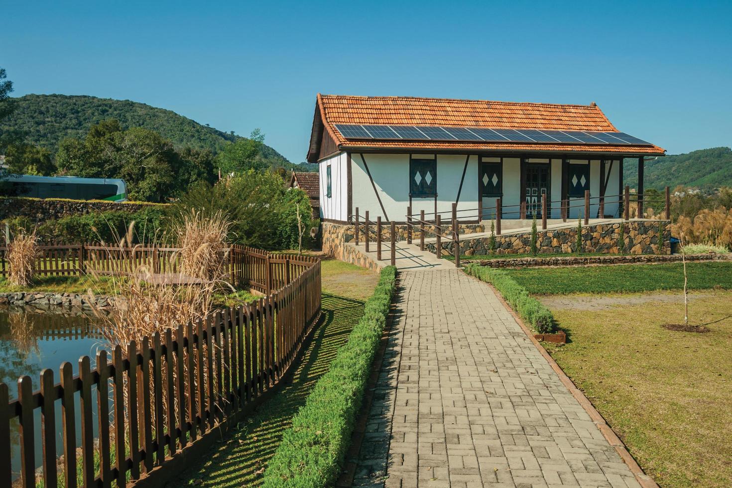 nova petropolis, brasil - 20 de julio de 2019.Casa de estilo de influencia alemana con jardín en el parque de esculturas piedras del silencio cerca de nova petropolis. una hermosa ciudad rural fundada por inmigrantes alemanes. foto