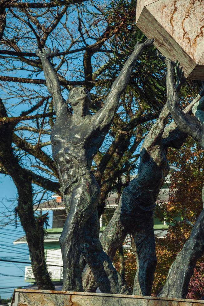 Nova Petropolis, Brasil - 20 de julio de 2019. Detalle de las estatuas de un monumento en un jardín arbolado en un día soleado en Nova Petropolis. una hermosa ciudad rural fundada por inmigrantes alemanes. foto