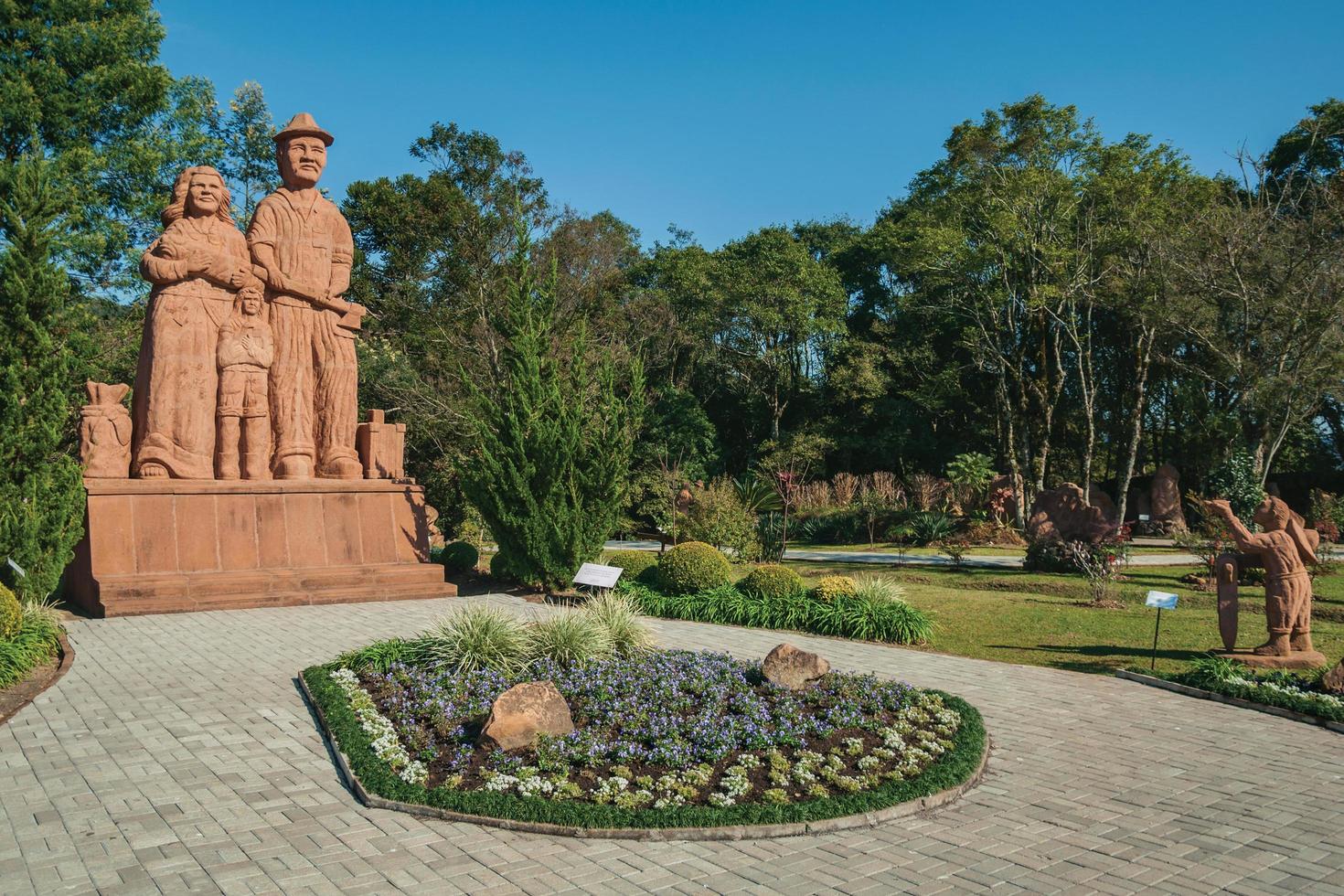 Nova Petropolis, Brasil - 20 de julio de 2019. Escultura de piedra arenisca de una familia inmigrante en un jardín en el parque de esculturas Piedras del silencio cerca de Nova Petropolis. una hermosa ciudad rural fundada por inmigrantes alemanes. foto