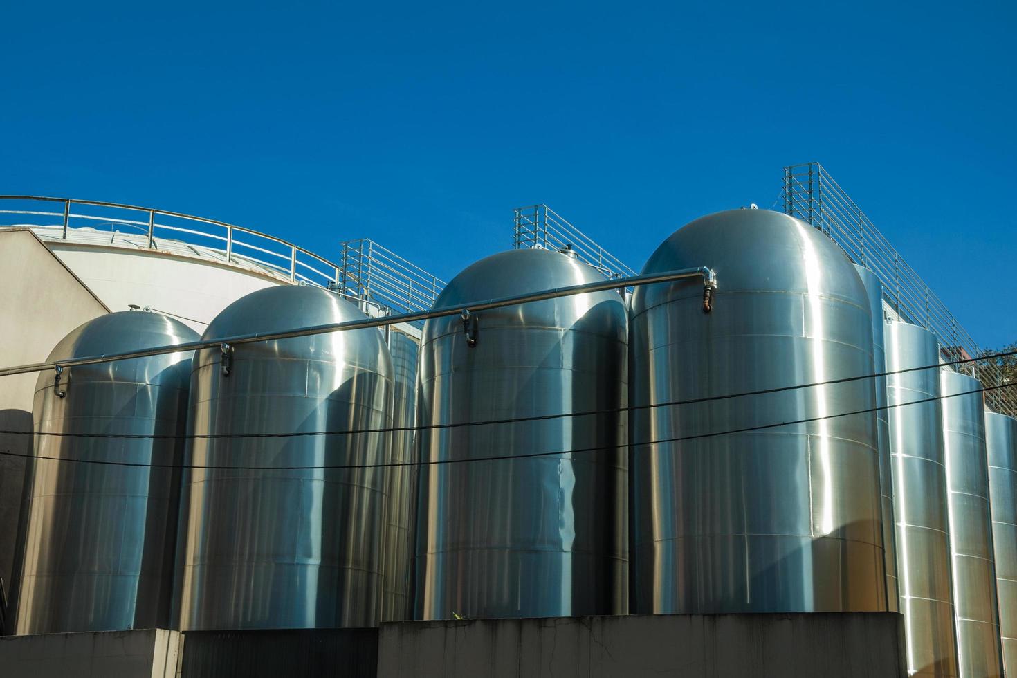 bento goncalves, brasil - 11 de julio de 2019. tanques de almacenamiento de acero inoxidable para jugo de uva o vino en la bodega aurora en una calle de bento goncalves. una ciudad amigable en el campo famosa por su producción de vino. foto