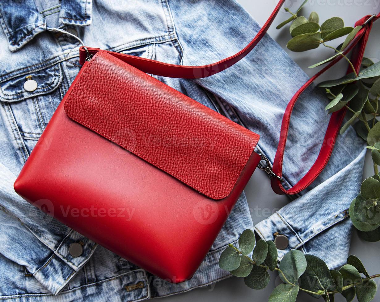 bolso de mujer de cuero rojo foto