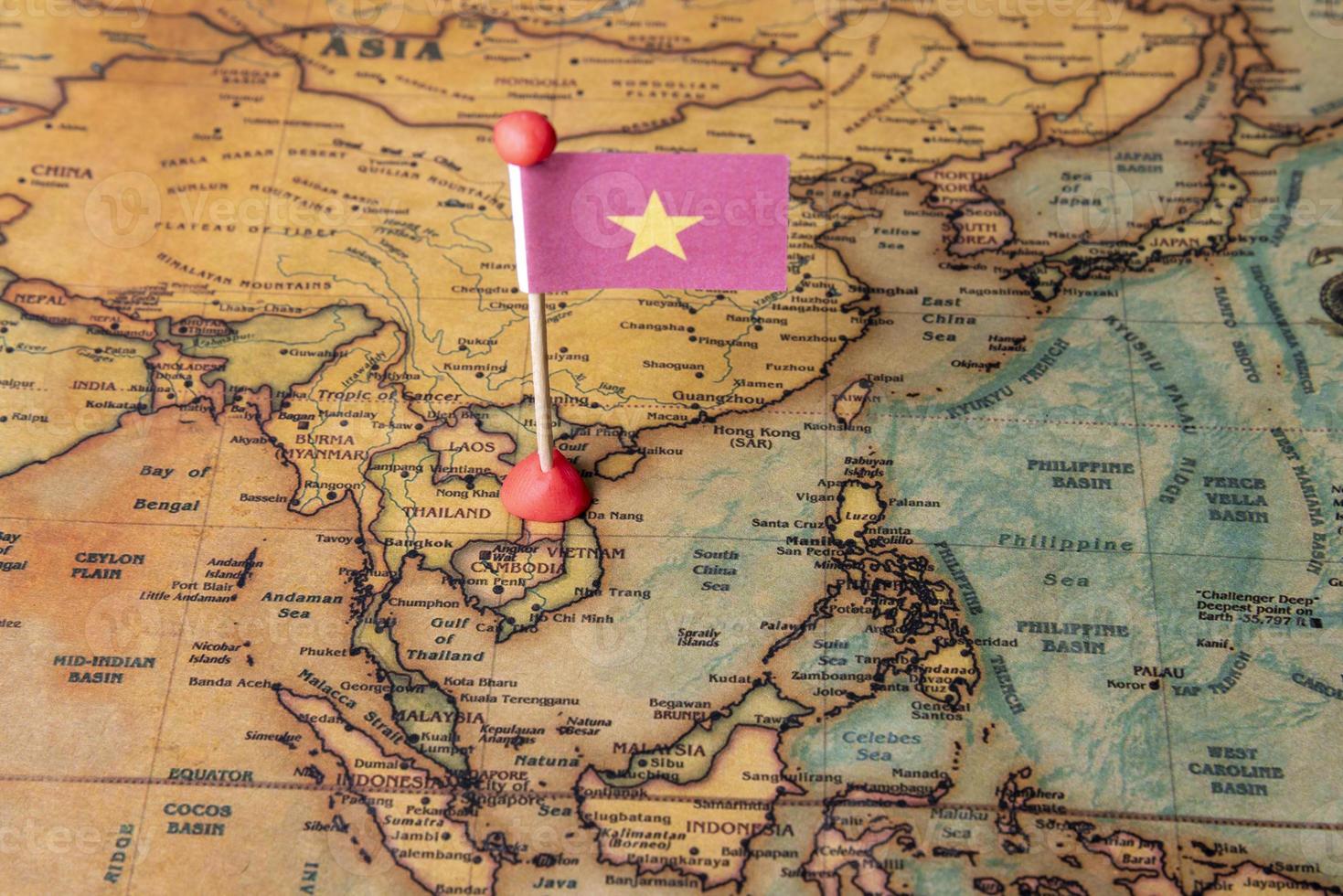 bandera de vietnam y avión en el mapa del mundo. foto