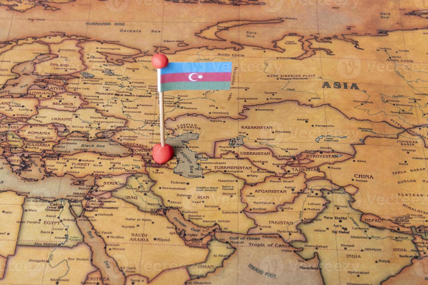 Azerbaiyán está marcado con una bandera en el mapa. bandera de azerbaiyán en el mapa del mundo. foto
