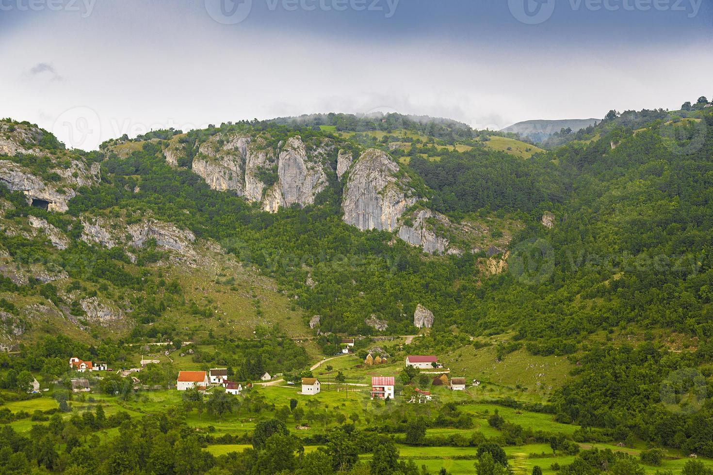 la vista de las montañas y el pueblo. foto