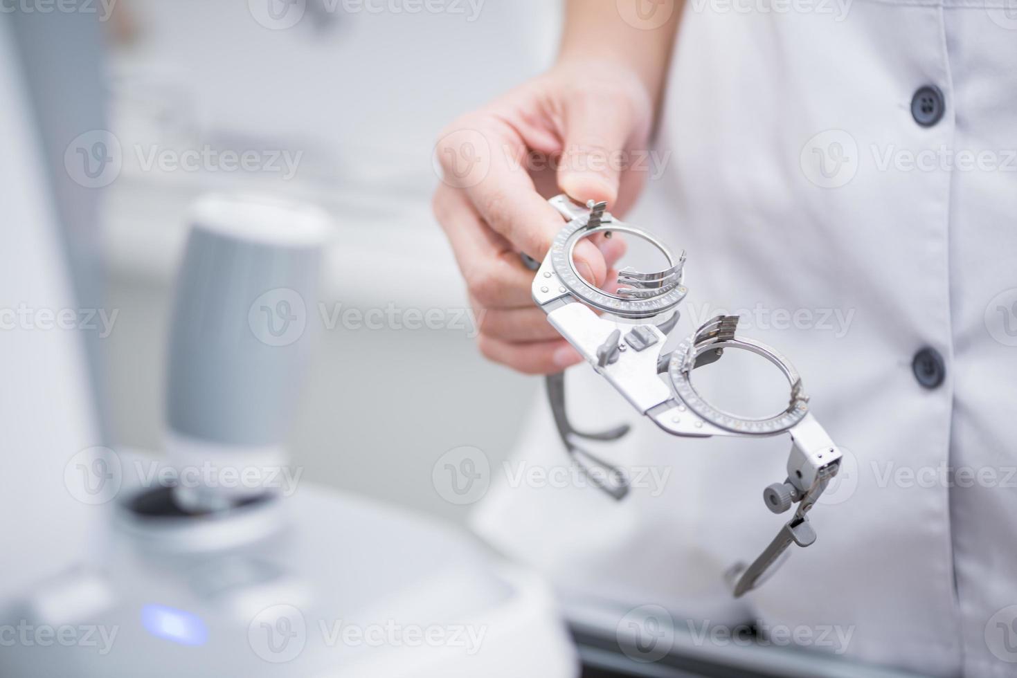 La doctora sostiene en sus manos las lentes de prueba ópticas para evaluar la visión. concepto medico foto