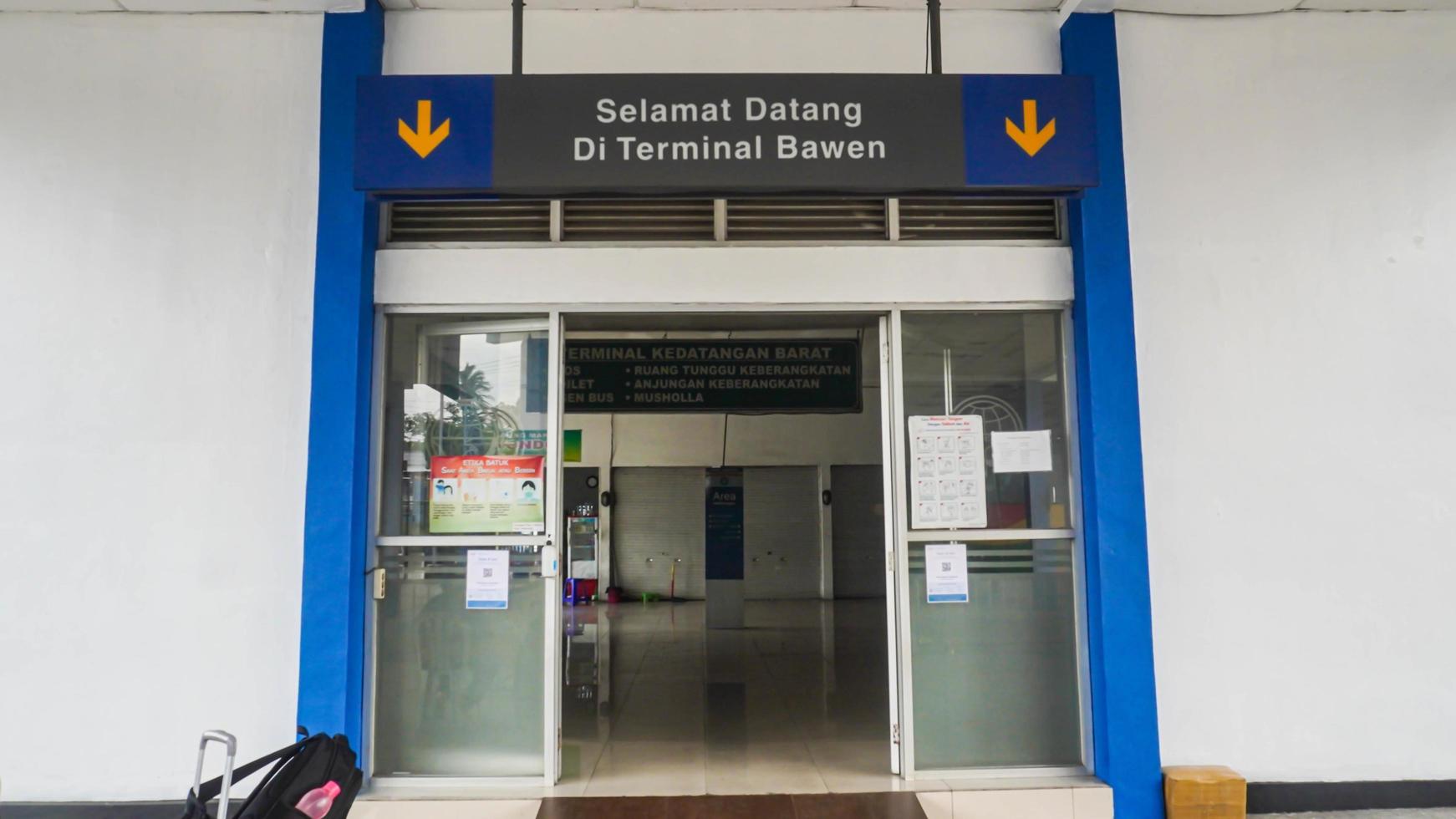 semarang, java central, indonesia, 2021 - entrada de la terminal bawen foto