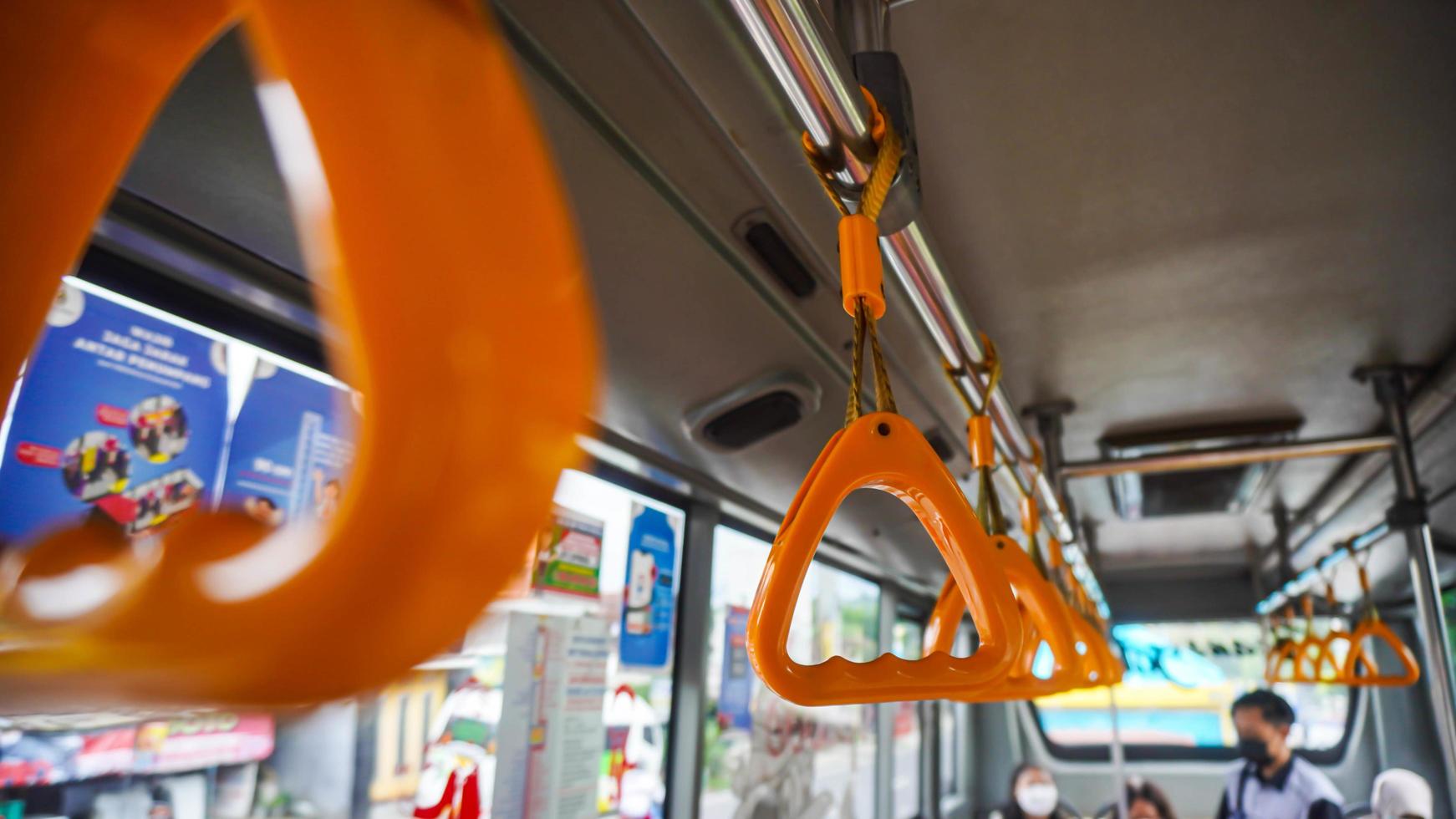 semarang, java central, indonesia, 2021 - manillar en el sistema de tránsito rápido de autobuses de transporte público foto