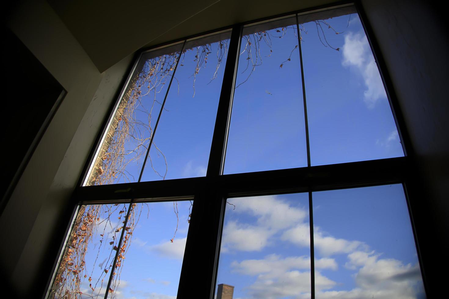 cielo azul y nubes a través de una ventana de un edificio foto