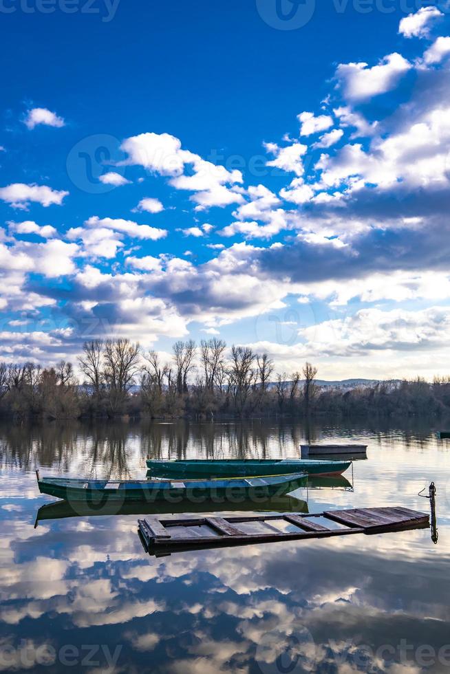 botes pequeños en el lago tranquilo foto