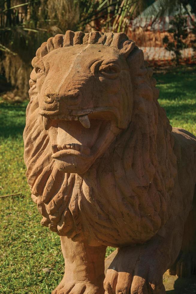 nova petropolis, brasil - 20 de julio de 2019. escultura de piedra arenisca de un león en un césped verde en el parque de esculturas piedras del silencio cerca de nova petropolis. una hermosa ciudad rural fundada por inmigrantes alemanes. foto