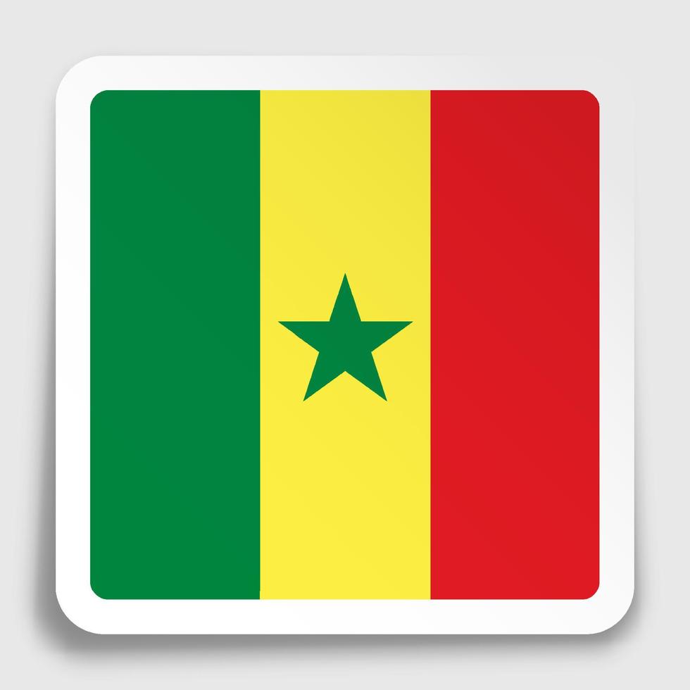 icono de la bandera de la república de senegal en la etiqueta engomada cuadrada de papel con sombra. botón para aplicación móvil o web. vector