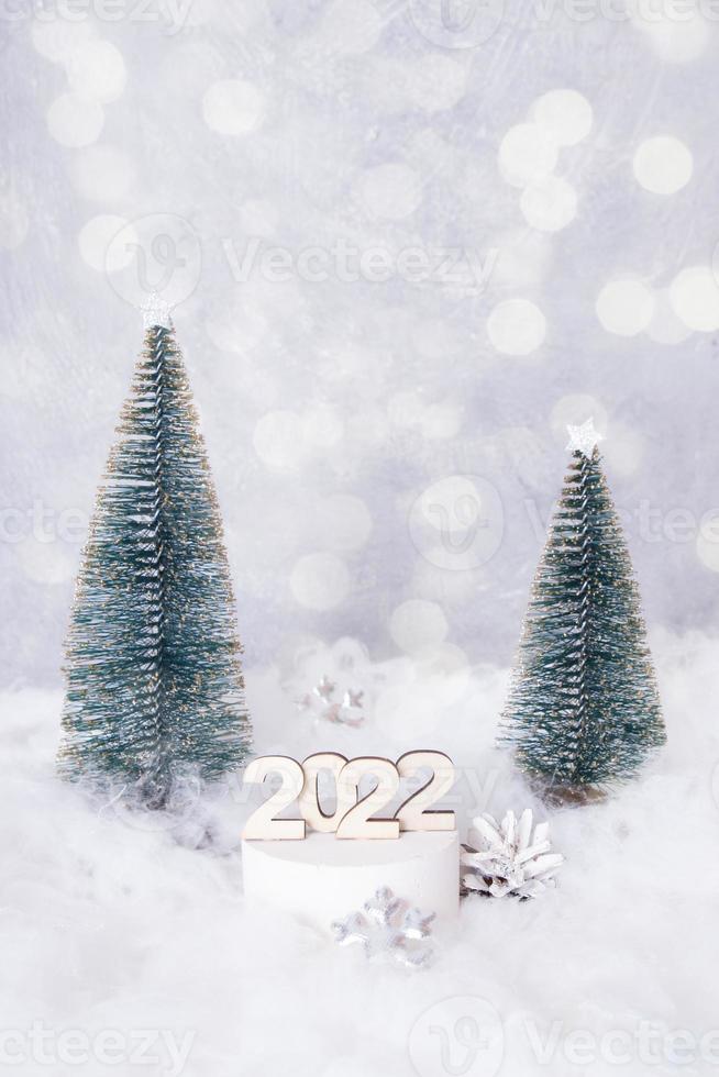 New yaer 2022 bodegón con nieve y árboles con formato vertical bokeh foto