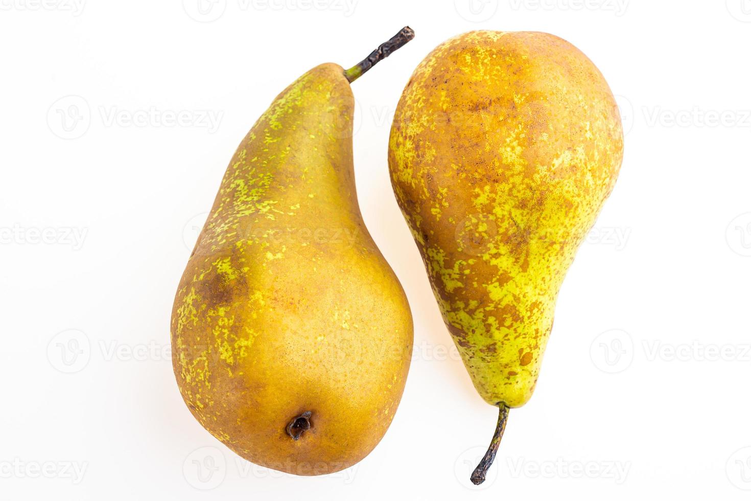 peras frescas, fruta amarilla aislada sobre fondo blanco foto