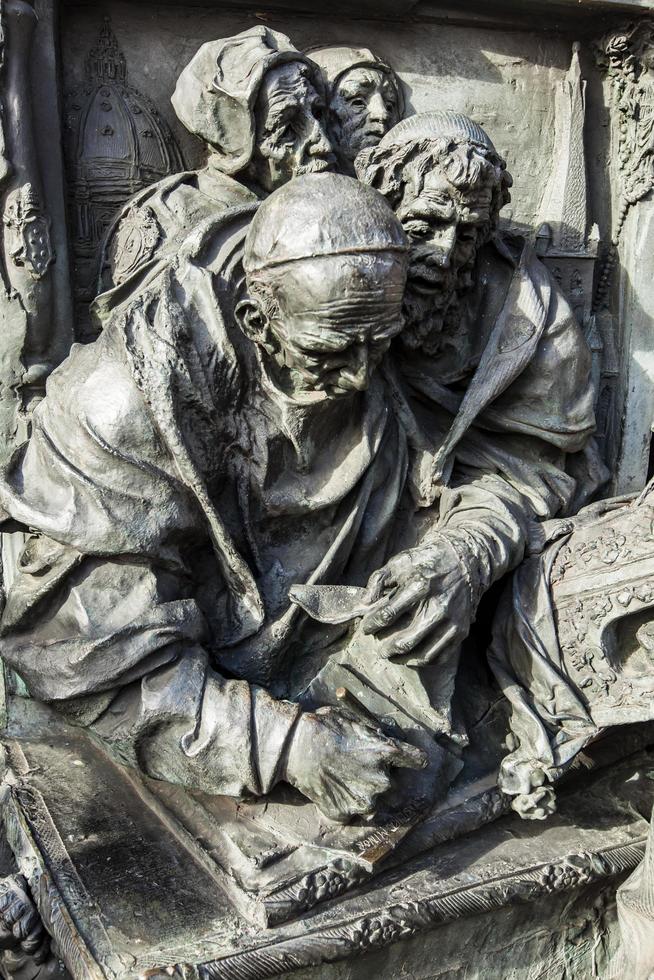 dusseldorf, alemania, 2015 - detalle del monumento de los privilegios de concesión de dusseldorf. este monumento de bronce que muestra la historia de dusseldorf fue construido en 1988 por el artista bert gerresheim foto