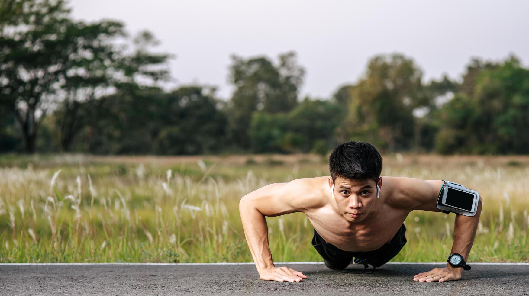 The men who removed the shirts had muscles push up the streets. photo