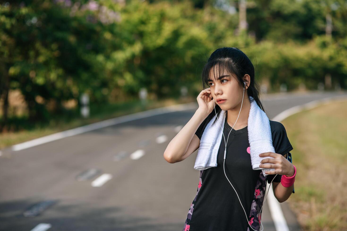 mujer de pie relajarse después del ejercicio. foto