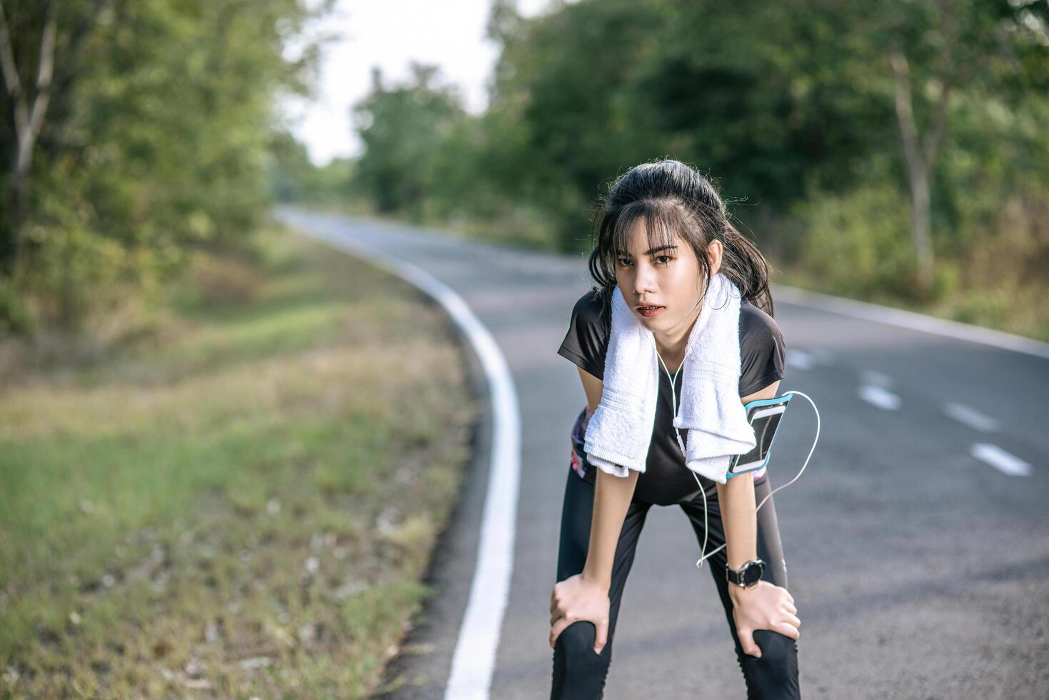 mujer de pie relajarse después del ejercicio. foto