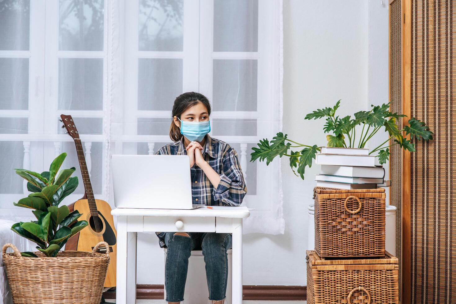 las mujeres usan una computadora portátil en sus escritorios y están estresadas. foto