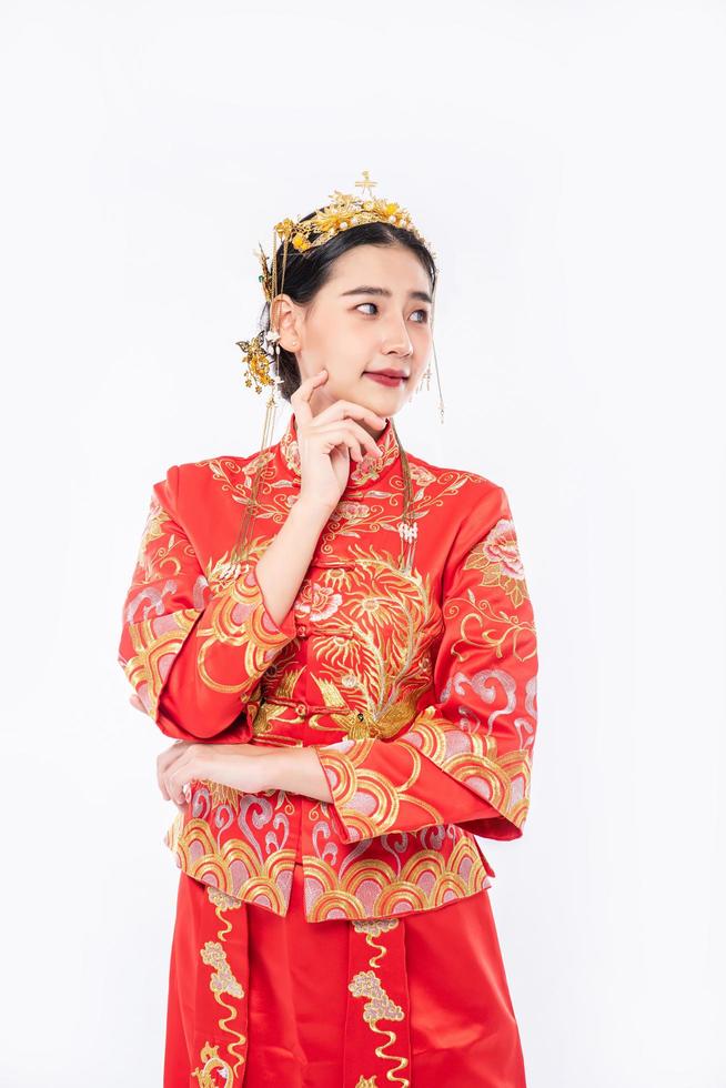 mujer vistiendo traje cheongsam es una sesión de fotos para promover las compras de los viajeros de eventos en el año nuevo chino