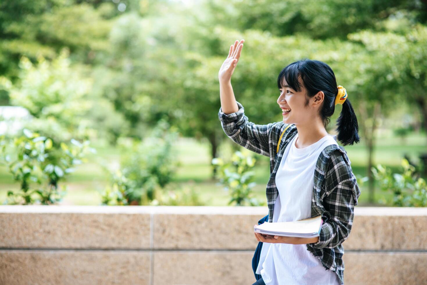 las alumnas se paran en las escaleras y sostienen libros. foto