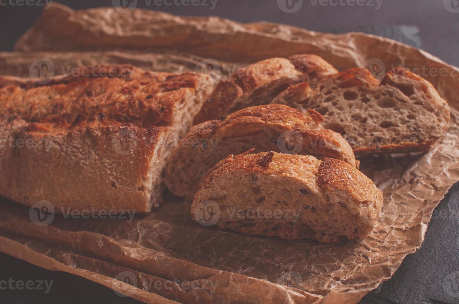 Baguette de harina de trigo sarraceno sin levadura sobre un fondo negro foto