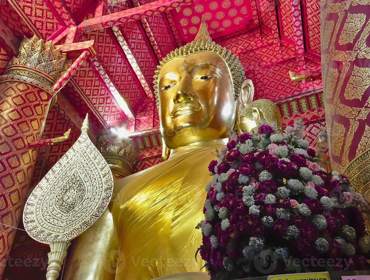 templo de wat phanan choeng esta estatua de buda muy respetada se llama luang pho thothai luang pho toby pueblo tailandés y sam pao kong chino sam pao kongbychina. foto