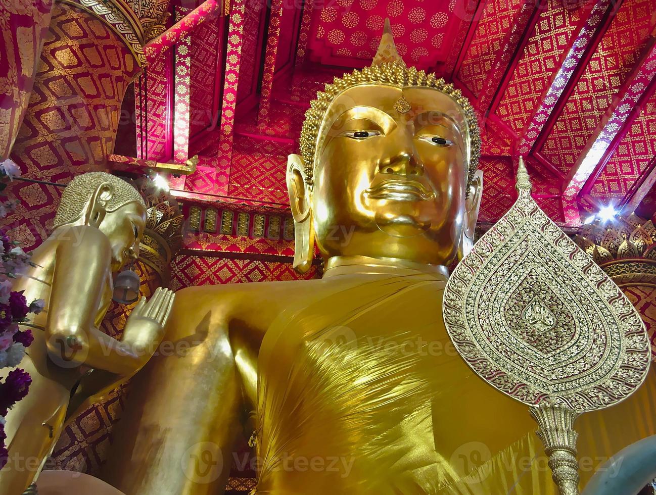 templo de wat phanan choeng esta estatua de buda muy respetada se llama luang pho thothai luang pho toby pueblo tailandés y sam pao kong chino sam pao kongbychina. foto