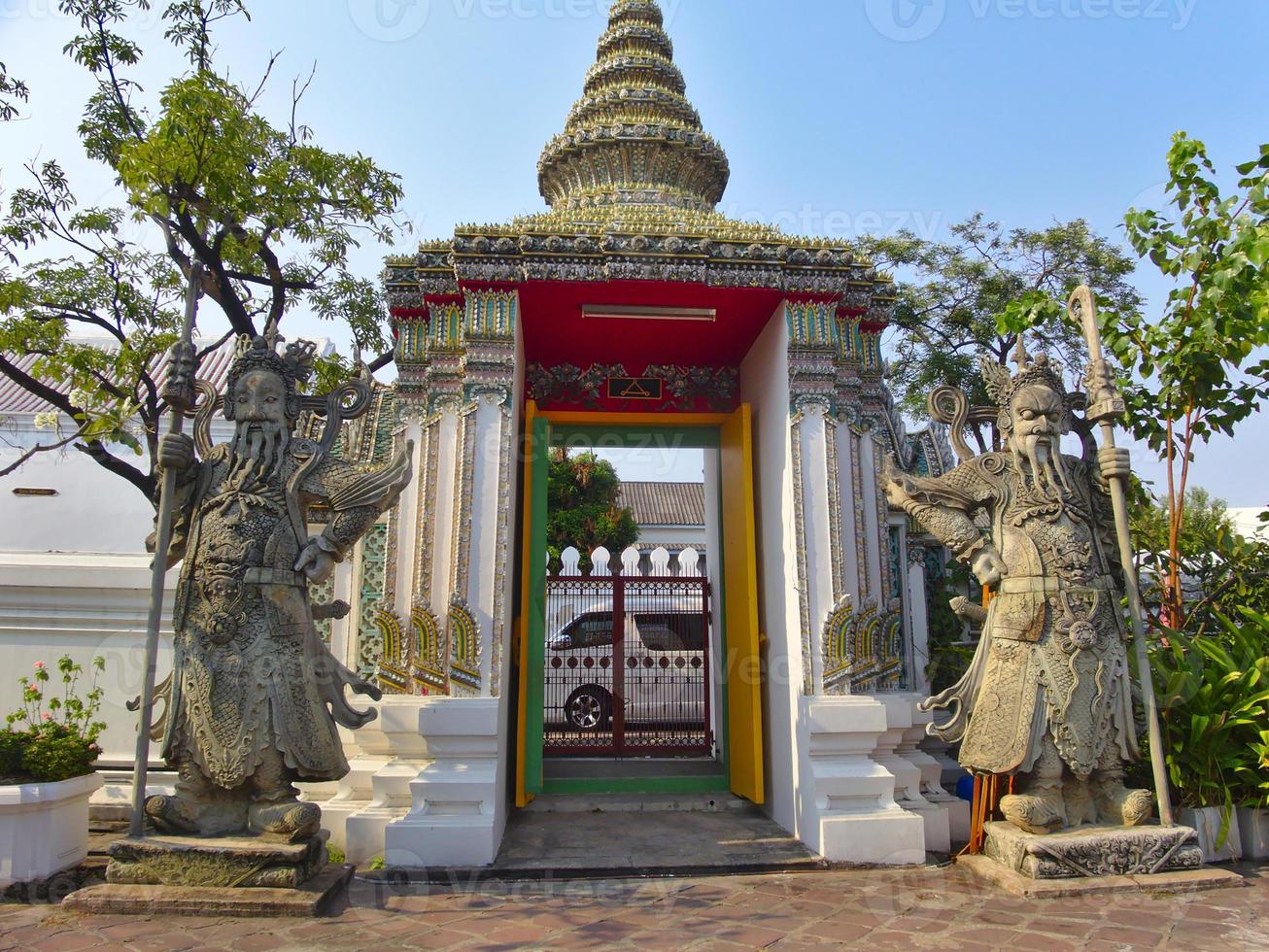 wat phra chetuphonwat pho se encuentra detrás del espléndido templo del buda esmeralda. foto