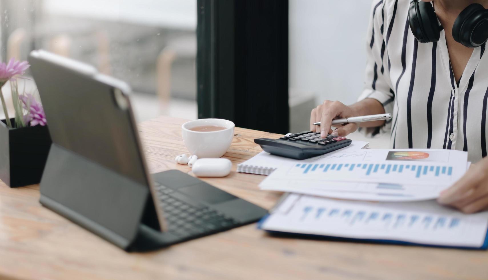 woman calculate financial graphs that show results and analyze financial arrangements for business investment. photo