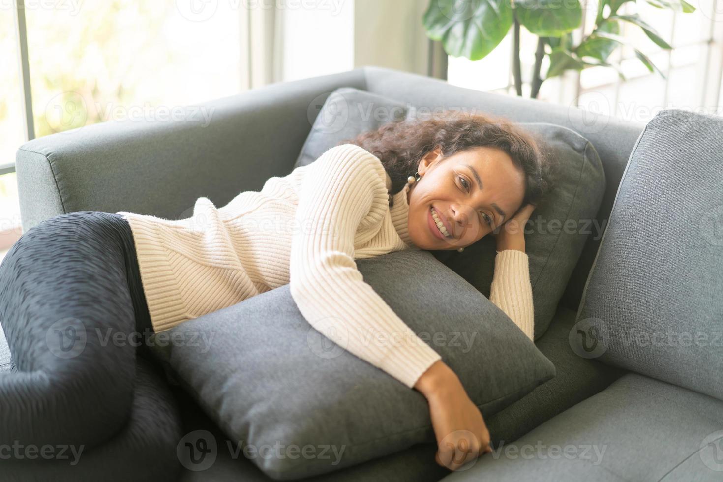 mujer latina durmiendo en el sofá foto