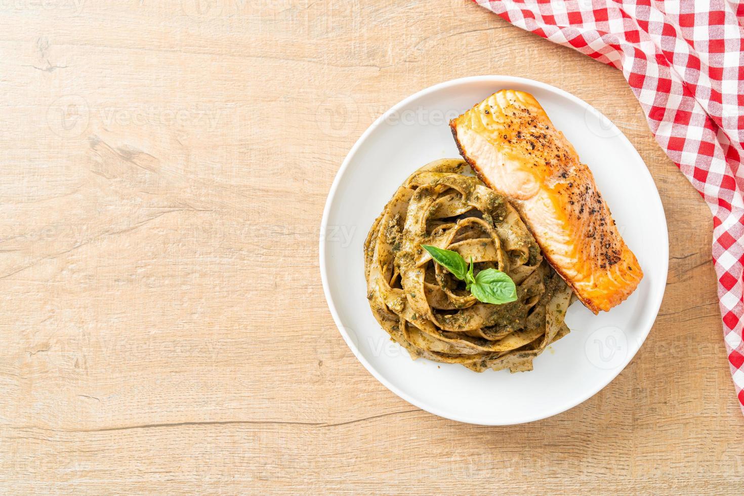 espaguetis fettuccine al pesto con filete de salmón a la plancha foto