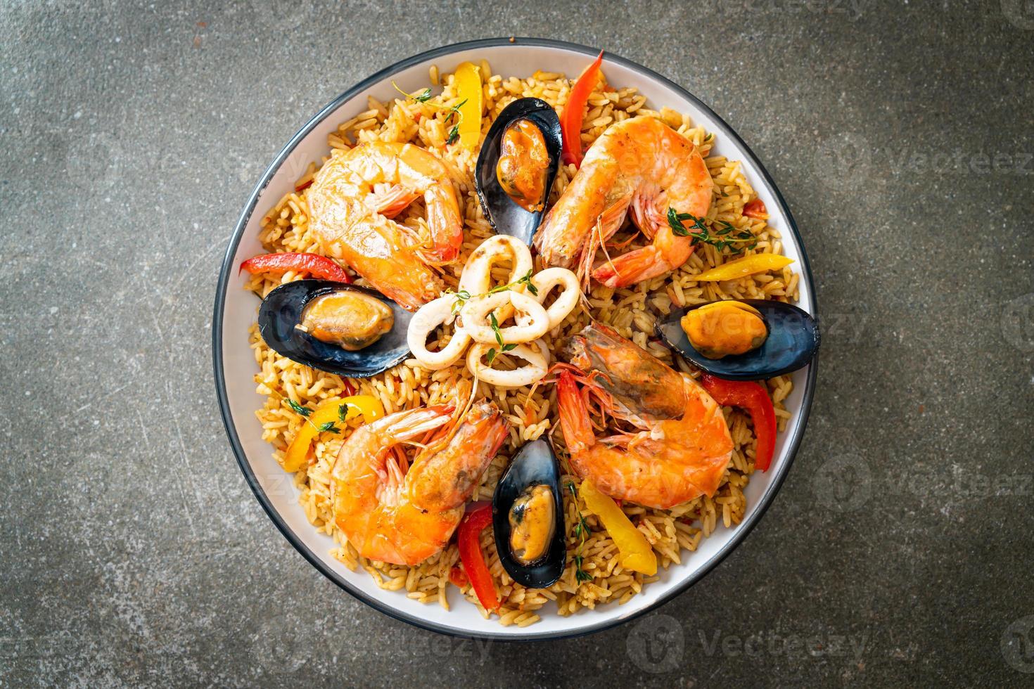 paella de marisco con gambas, almejas, mejillones sobre arroz con azafrán foto