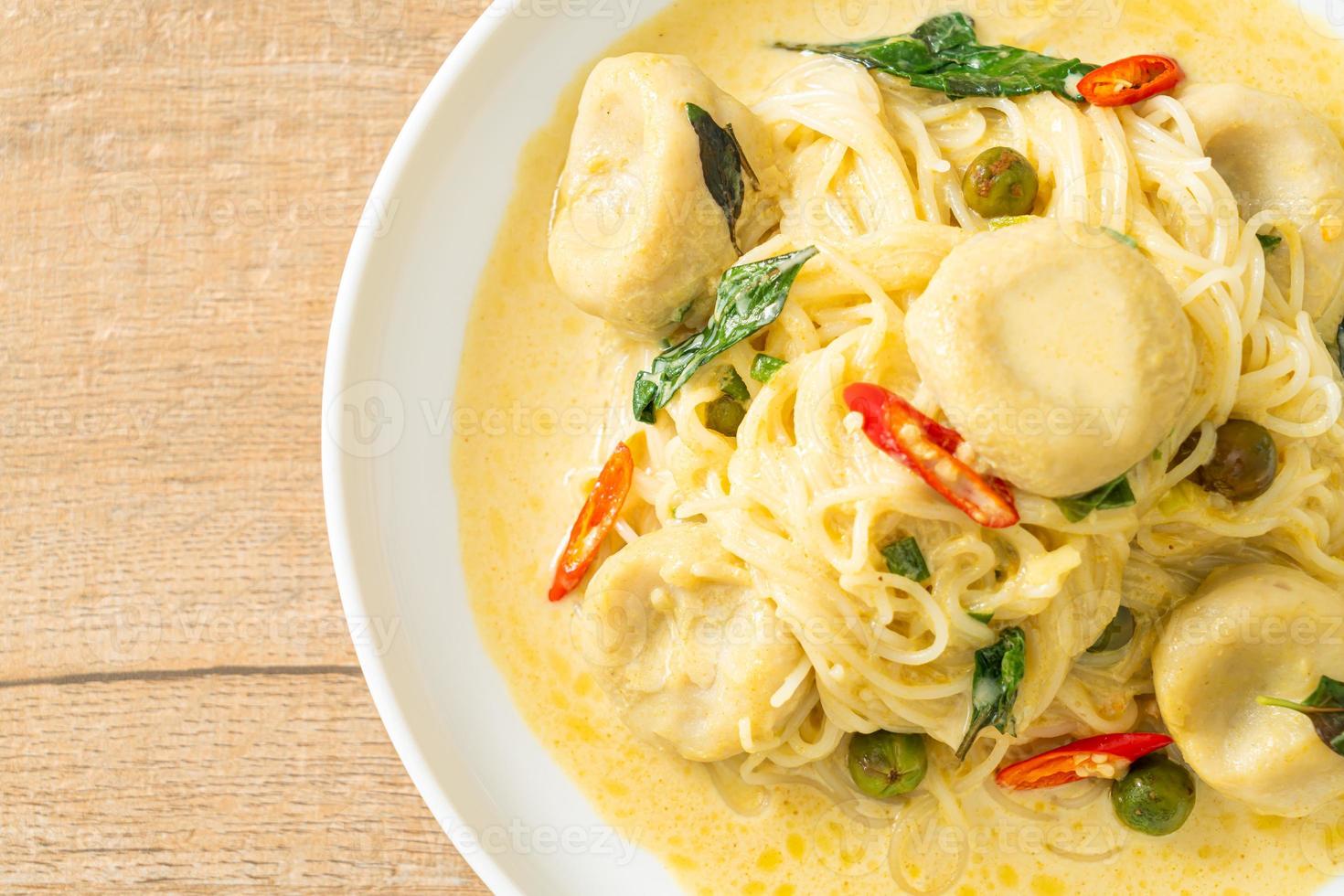 fideos de arroz con curry verde y bola de pescado foto