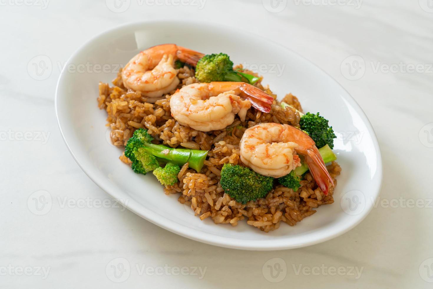 arroz frito con brócoli y gambas foto